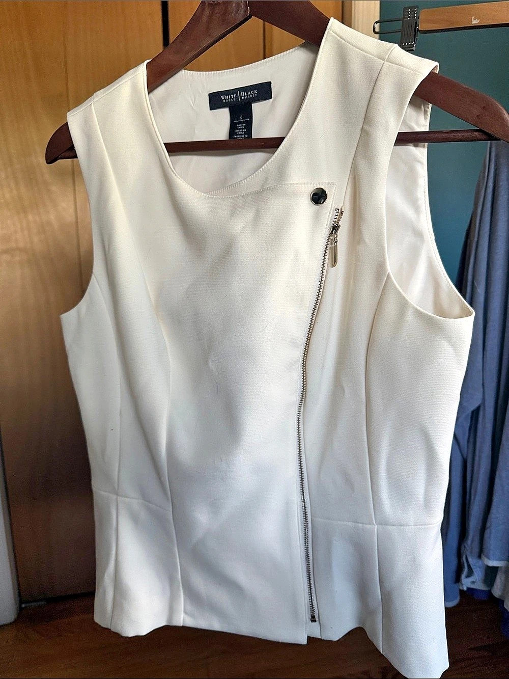 White House Black Market Sleeveless Zip Peplum Top in White Size 6 Like New